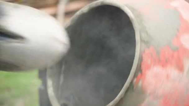 混凝土混合物的组成部分被扔进一个工作的混凝土搅拌器中 具体的准备过程 高质量的4K镜头 — 图库视频影像