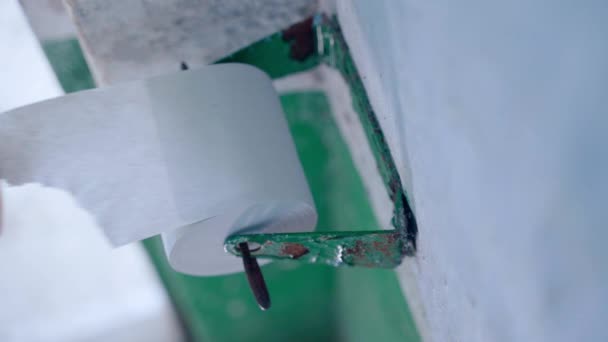 Hendene River Toalettpapir Fra Rull Nærbilde Rustent Toalettpapirholder Utendørs Toalett – stockvideo