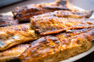 Izgarada kızarmış uskumru, yakın plan. Lezzetli bir iştah açıcı görünüşte pişirilmiş balık eti. Bir sporcu için yüksek proteinli sağlıklı yemek