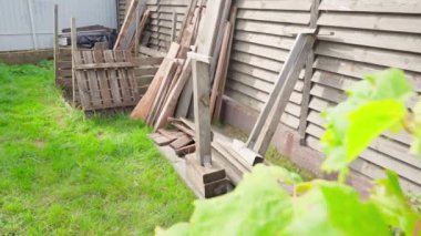 Güneşli havalarda sokaktaki farklı eski ahşap tahtalar, zengin yeşil çimenler. Pürüzsüz kamera hareketi. Yüksek kaliteli FullHD görüntüler