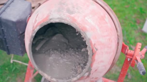 准备混凝土砂浆 用于在树冠搅拌机中浇注地基 全混凝土搅拌机卡车 优质Fullhd影片 — 图库视频影像