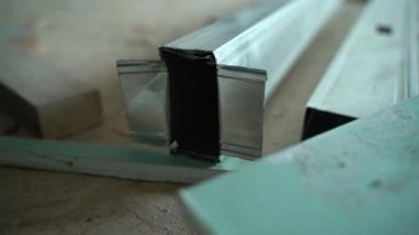 Çerçeve bölümünün inşasından sonra metal profil kalıntıları, yakın plan. Metal yapı malzemeleri. Yüksek kaliteli FullHD görüntüler