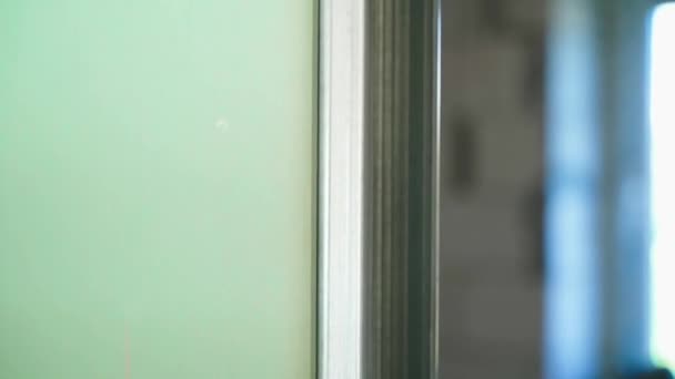 Metal Profil Håller Drywall Närbild Grön Fuktresistent Drywall Högkvalitativ Fullhd — Stockvideo