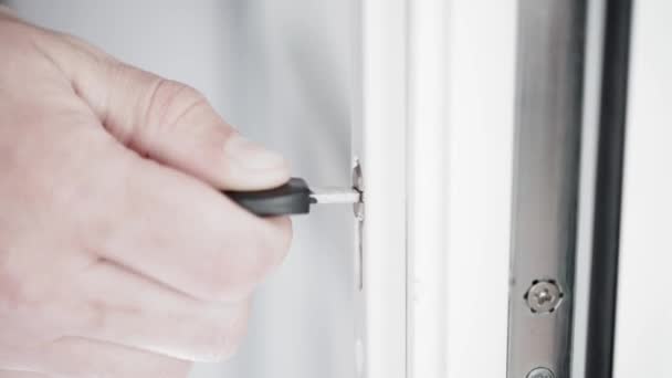 检查塑料门锁的操作情况 一只手将一个穿孔的钥匙插入锁孔 高质量的4K镜头 — 图库视频影像