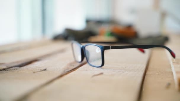 Brillen Mit Großen Transparenten Gläsern Auf Holzbrettern Großaufnahme Auf Einer — Stockvideo