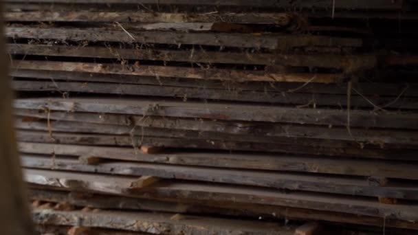 Oude Planken Opgestapeld Het Stof Soepel Glijden Van Camera Hoge — Stockvideo