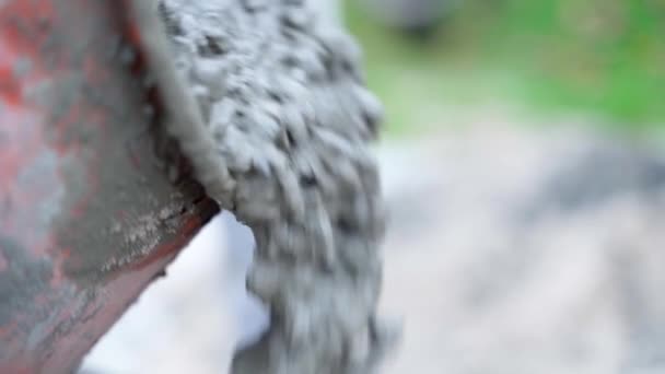 Fertiger Betonmörtel Wird Aus Einem Kleinen Koronalen Betonmischer Großaufnahme Gegossen — Stockvideo