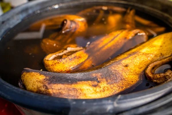 Banánová Tinktura Vodě Pro Zavlažování Rostlin Detailní Záběr Plastový Kbelík — Stock fotografie