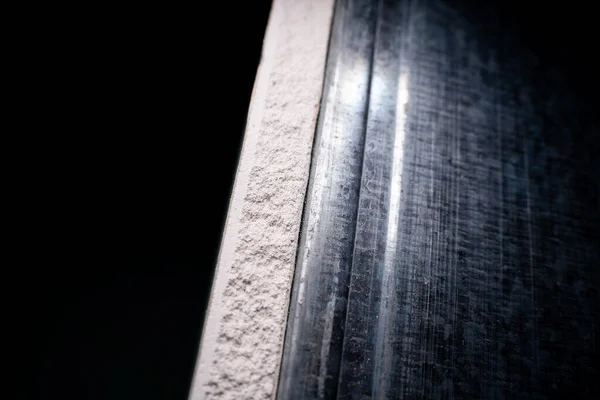 暗い背景の金属プロファイルにねじ込まれた乾燥壁のクローズアップカット 防湿乾燥壁の石膏充填剤 — ストック写真