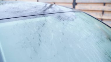 Koyu renkli bir arabanın cesedi, sabahları yoğunlaşarak yakınlaşıyor. Yüksek kaliteli FullHD görüntüler