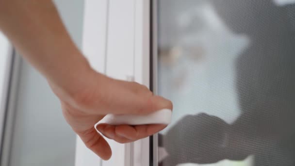 男が白いプラスチック製のドアを開けて部屋に入る 手はドアハンドルを取り 開閉します 高品質4K映像 — ストック動画