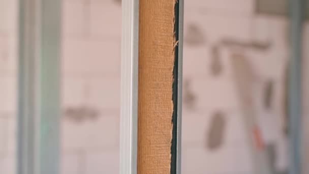增强型镀锌U型材内的木梁 用于加强星形墙中的门 在模糊的背景下 室内墙壁框架的特写 优质Fullhd影片 — 图库视频影像