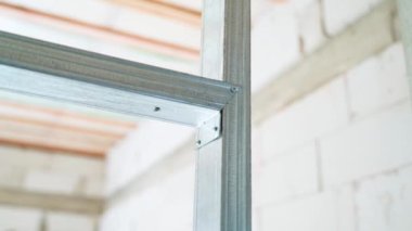 İki metal U profili, alçıpan için çerçeve duvarına kendi kendine dokunan vidalarla bükülmüş. Kapalı alan duvarları için tasarım. Yüksek kaliteli FullHD görüntüler