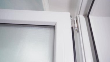 Plastik bir pencereyi açıp kapamak. Pencere Bağlama Menteşesi. Yüksek kalite 4k görüntü