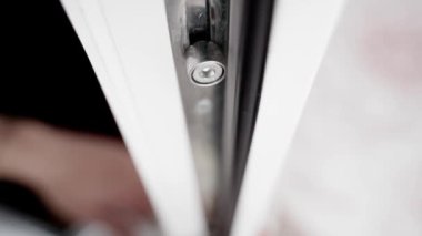 Plastik pencere modu değiştiriliyor, yakın plan. Yüksek kalite 4k görüntü