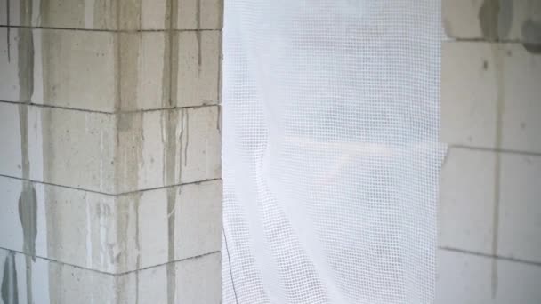 Der Türdurchlass Der Wand Aus Porenbeton Ziegeln Ist Mit Einer — Stockvideo