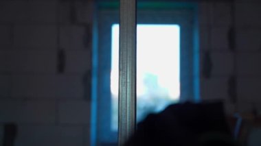 Akşamları inşaatta güçlendirilmiş galvanize U profili. Pürüzsüz kamera hareketi, bulanık arkaplan. Yüksek kaliteli FullHD görüntüler