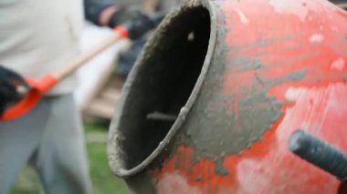 Ev yapımı küçük beton karıştırıcı havan topu karıştırır, yakın plan. Yüksek kaliteli FullHD görüntüler