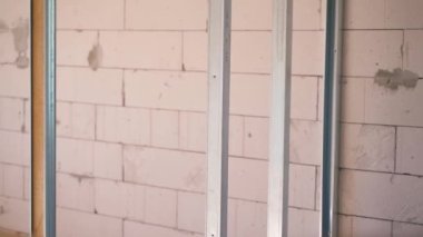 İnşaat alanında sıva kaplama için güçlendirilmiş U-profile çerçeve, kapalı hafif duvar inşaatı. Yüksek kaliteli FullHD görüntüler