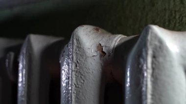 Demir ısıtma kaloriferini kırmızı ve korozyonlu dökün. Yakın plan. Yüksek kaliteli FullHD görüntüler