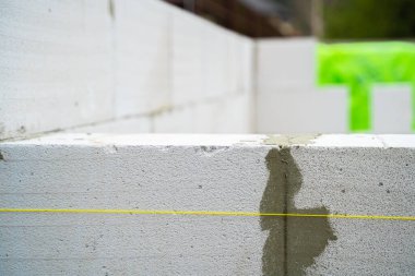 Yeni inşa edilmiş beton blok duvarın yakın çekimi. İnşaat sırasında yüksek kaliteli gaz bloğu bile var.