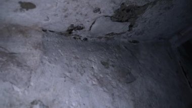 Yukarıdaki karanlık bodrumdan yavaşça yükseliyor. Barınak duvarları, düzgün kamera hareketleri. Yüksek kaliteli FullHD görüntüler