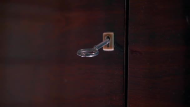 老式木制漆制壁橱门 有突出的钥匙特写 优质Fullhd影片 — 图库视频影像