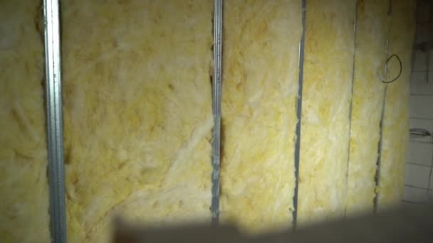 房间之间的隔间塞满了玻璃棉 隔热墙用通用材料 优质Fullhd影片 — 图库视频影像