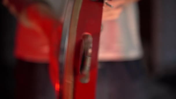 Suonando Tamburello Primo Piano Sotto Luce Rossa Filmati Alta Qualità — Video Stock