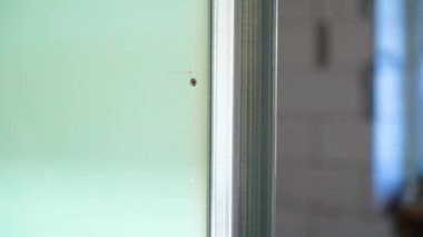 Alçıpan ve metal profil odaları arasındaki ince ışık duvarı, yakın plan. Pürüzsüz kamera hareketi. Yüksek kaliteli FullHD görüntüler