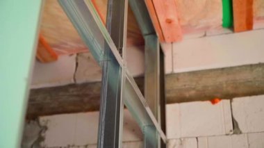 Alçıpan için metal yapı. İçerideki duvarı çerçevele, düzgün kamera hareketi. Yüksek kaliteli FullHD görüntüler
