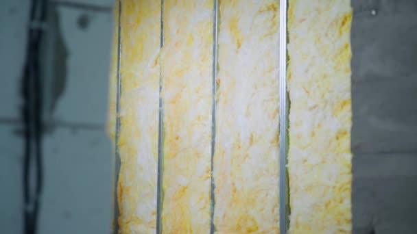 改装されずに空の裸の壁と部屋 ガラスウールで通気コンクリートレンガやフレームパーティションで作られた壁 高品質のフルHd映像 — ストック動画