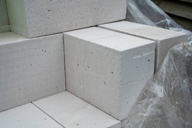 Katlanmış beton tuğla, yakın plan. Evrensel hafif bina havalandırmalı beton blok