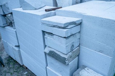 Havalandırılmış beton bloklar, yakın plan. İnşaat endüstrisinden arta kalanlar ve atıklar.
