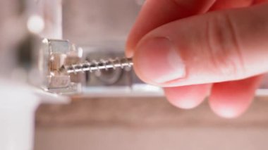 Bulanık bir arka planda tornavidayla vidaları vidalamak. Yüksek kalite 4k görüntü