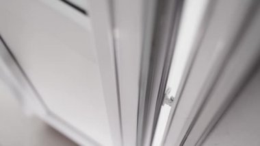 Yeni takılmış plastik kapıları kontrol etmek, kapıyı açmak ve kapatmak. Yüksek kalite 4k görüntü