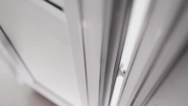 Frisch Installierte Kunststofftüren Prüfen Die Tür Öffnen Und Schließen Hochwertiges — Stockvideo