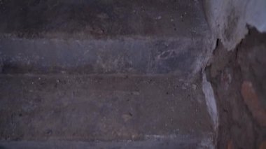 Karanlıkta eski basamakları tırmanıyorum. Adamın biri bodrumdan saklandığı yerden çıkıyor. Yüksek kaliteli FullHD görüntüler