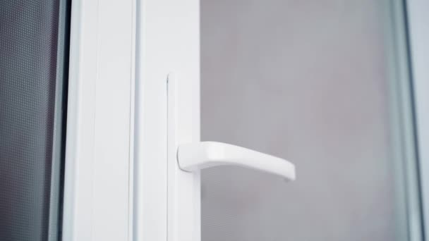 Gagang Pintu Plastik Putih Berkedut Gugup Seorang Pria Mencoba Untuk — Stok Video