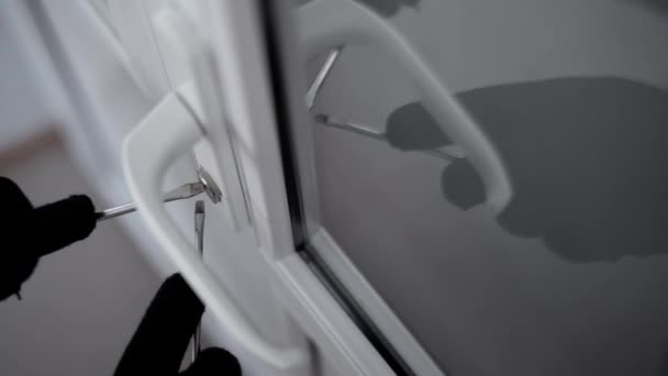 Tangan Sarung Tangan Hitam Mencoba Untuk Memecahkan Kunci Pintu Dengan — Stok Video