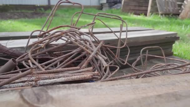 Resíduos Metal Placas Após Construção Encontram Rua Contra Fundo Grama — Vídeo de Stock