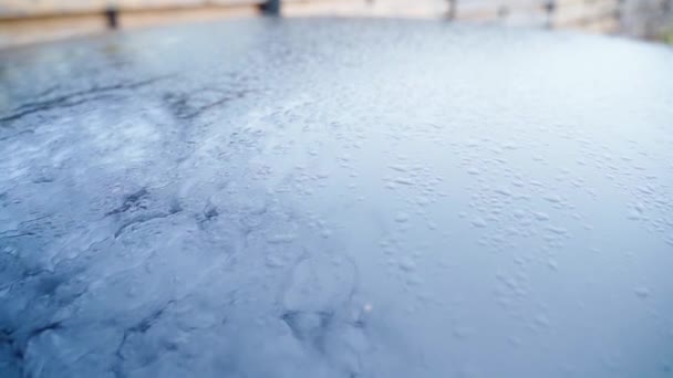 Taket Svart Bil Vatten Droppar Närbild Höstregnig Morgon Jämn Kamerarörelse — Stockvideo