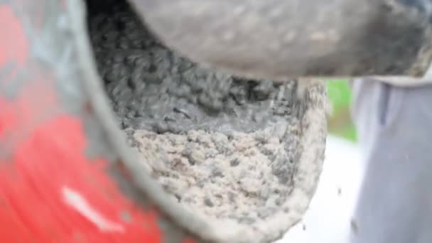 Bauarbeiter Bereiten Betonmörtel Einem Kleinen Betonmischer Vor Nahaufnahme Zeitlupe Hochwertiges — Stockvideo