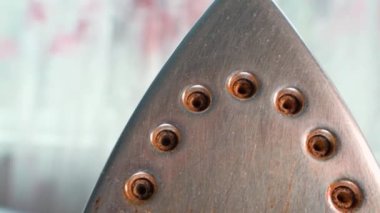 Paslı bir demirin metal taban levhası yakın plan. Bozuk keten demiri aşındırılmış, düzgün kamera hareketi. Yüksek kaliteli FullHD görüntüler