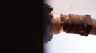 Su borusunu katı bir yakıt kazanına bağlamak. Eski paslı metal bir ısıtma borusu ahşap yakan bir ocağa bağlıdır, yakın plan. Sıcaklık ve nem nedeniyle metal korozyonu. Yüksek kalite