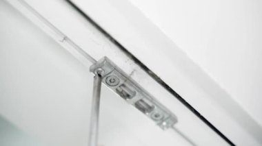 Plastik kapıları sökme ve sökme işlemi. Kapıdaki donanımı söküyorum. Yüksek kalite 4k görüntü