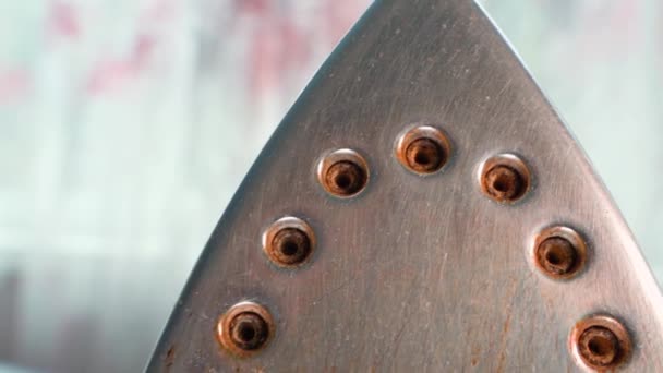 Metal Soleplate Zastaralého Železa Rezavém Detailu Rozmazlené Poškrábané Lněné Železo — Stock video