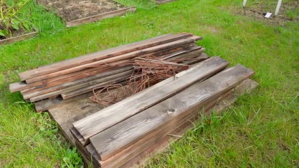 Mokre Drewniane Deski Zardzewiałe Metalowe Pręty Ulicy Wysokiej Jakości Materiał — Wideo stockowe