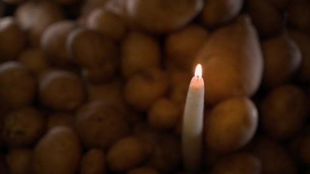 Ett Långt Ljus Bränns Potatis Mörkret Närbild Bor Källaren Med — Stockvideo