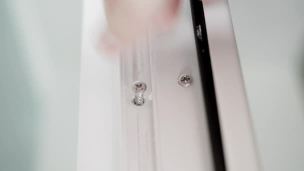 Eine Selbstschneidende Schraube Den Korpus Weißer Kunststofftüren Schrauben Nahaufnahme Ansicht — Stockvideo
